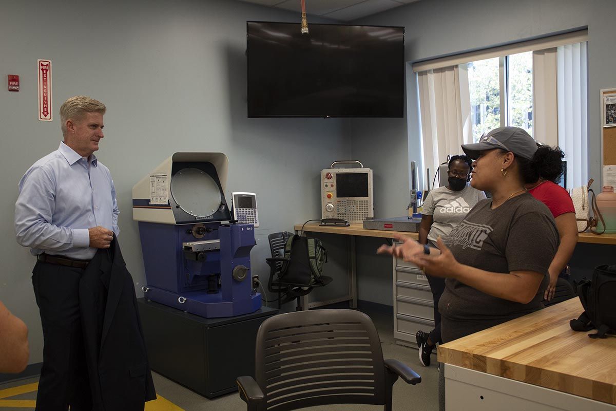 Bill Tommins, president, Bank of America Southern Connecticut, visits with HCC&rsquo;s Advanced Manufacturing students as the firm just provided a $15K grant to help women and low-income, marginalized populations take steps towards a meaningful career in the field.